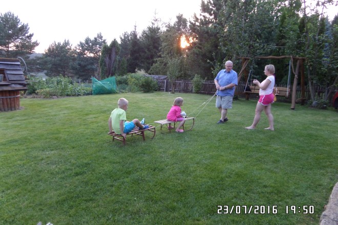 Fot. 11. Wnuki są wspaniałe i z żoną poświęcamy im sporo czasu. Lubimy ich i one nas chyba też, bo chętnie do nas przyjeżdżają. A na działce letniskowej w Kłębowie staramy się uatrakcyjnić pobyt. Nie jest to łatwe, ale nam sprawia przyjemność.