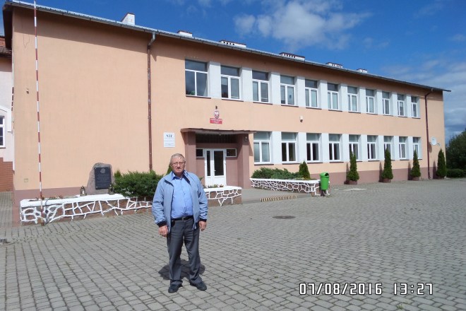 Fot. 5. A to „TYSIĄCLATKA” dziś i przed nią stoję. Minęło 56 lat, gdy z niej wyszedłem z ogromnym niezadowoleniem, płacząc.