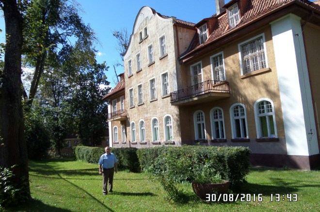 Fot. 8. Szkołą chlubiliśmy się, na jej tle fotografowaliśmy się. Dlatego pewnie sfotografowałem siebie na tle szkoły jeszcze po 52 latach.